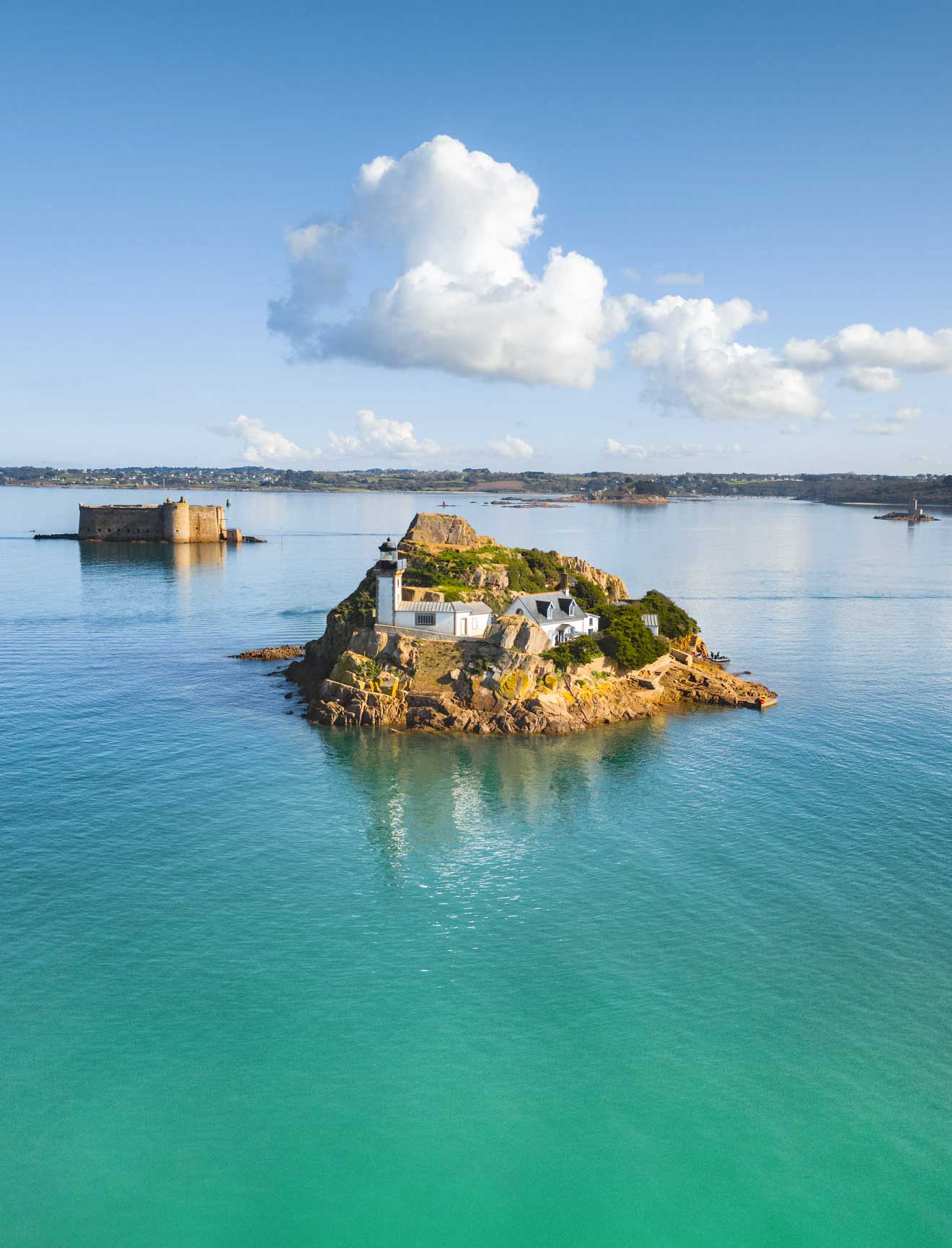 Au large de la pointe de Pen al Lann, le château du Taureau, fortification bâtie sur un îlot au 16ème siècle, est un des emblèmes de la baie de Morlaix.