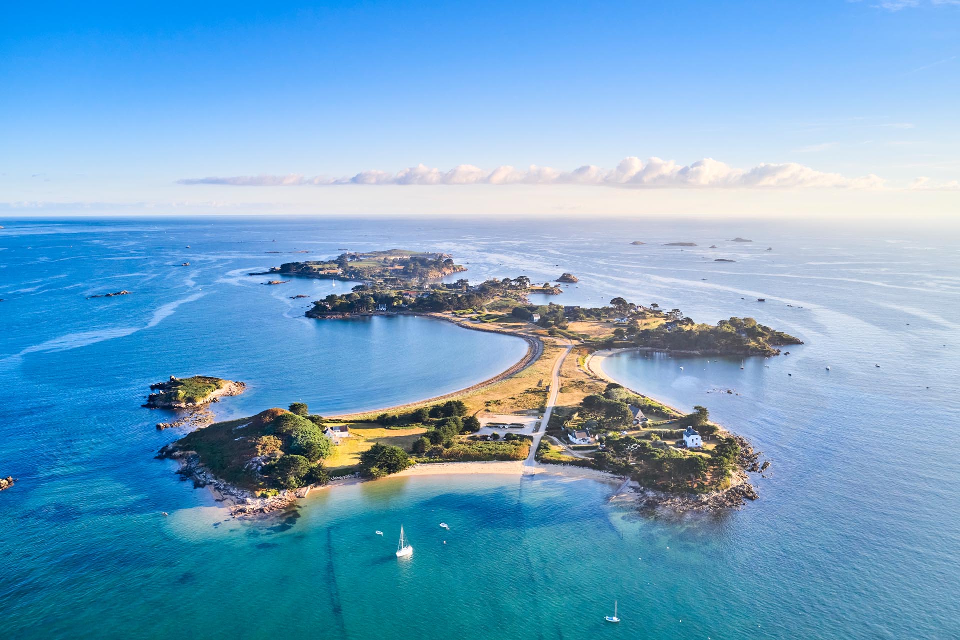 L'île Callot, à Carantec La terre vue du ciel a des allures de paradis ! L'île Callot, à Carantec, est accessible à pied en 20 min, par une route submersible.