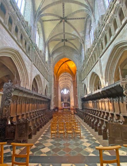 intérieur de l'immense cathédrale de saint-pol de léon