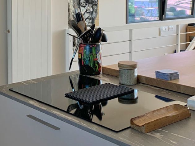table induction avec hotte intégrée