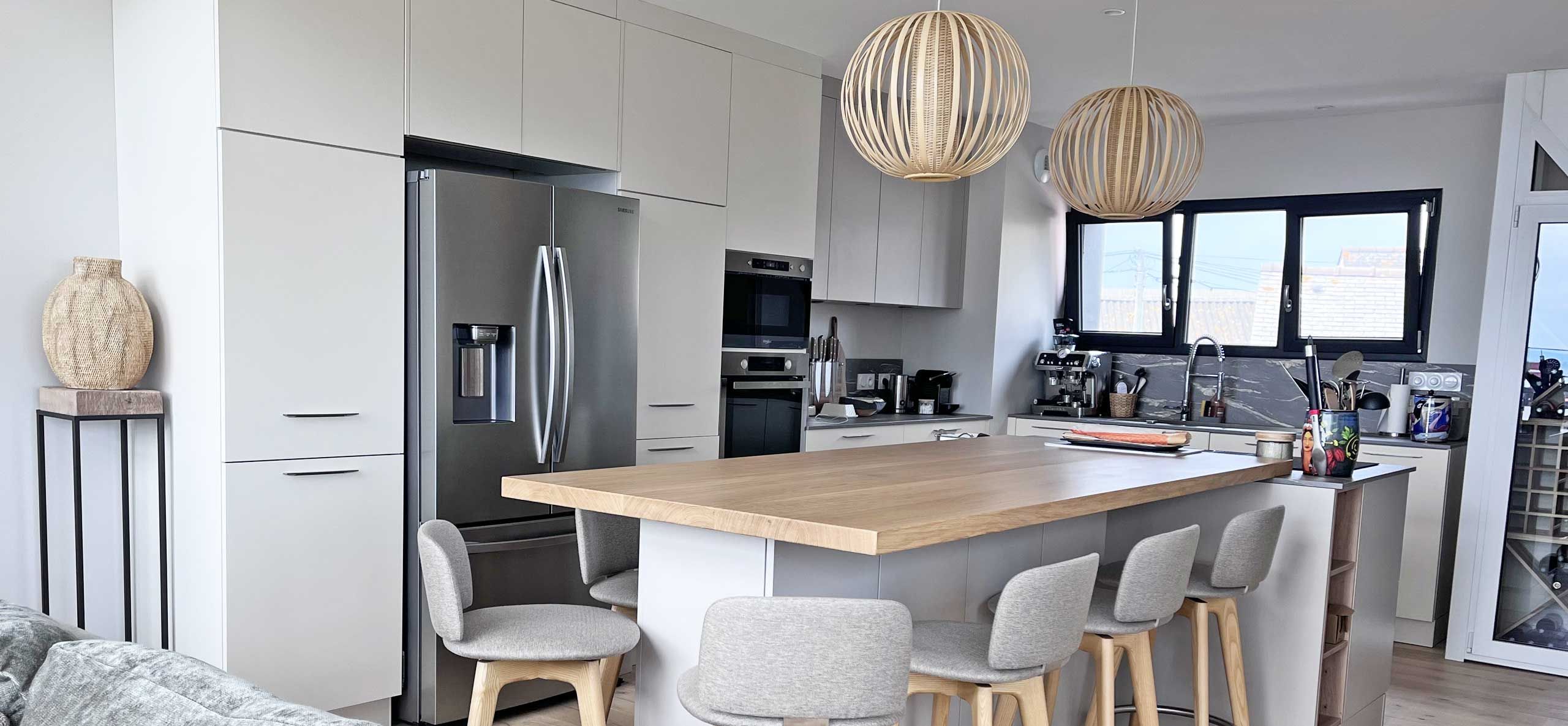grande table avec 8 tabourets confortables
