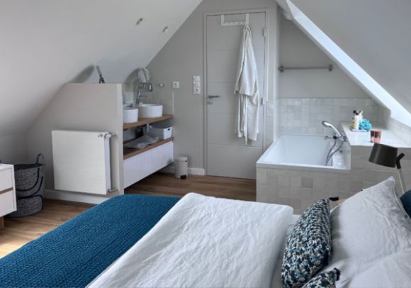 The suite bathroom with separate toilet.