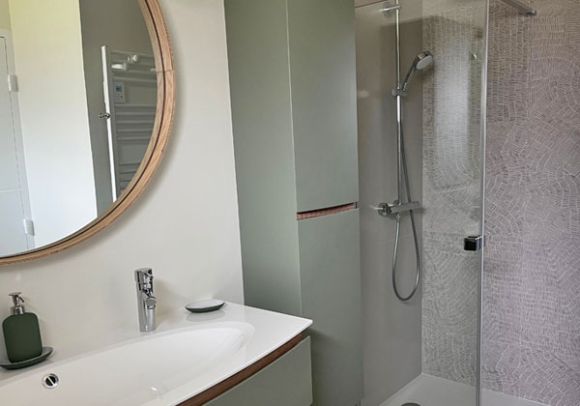 Bathroom shared by 2 bedrooms on ground floor